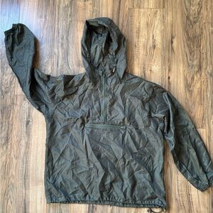 Sporty Green Windbreaker with Weather-Resistant Fabric